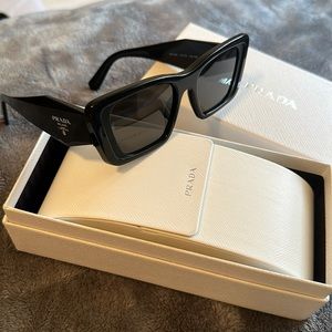 Authentic Prada symbole sunglasses SPR08Y 1AB5S0